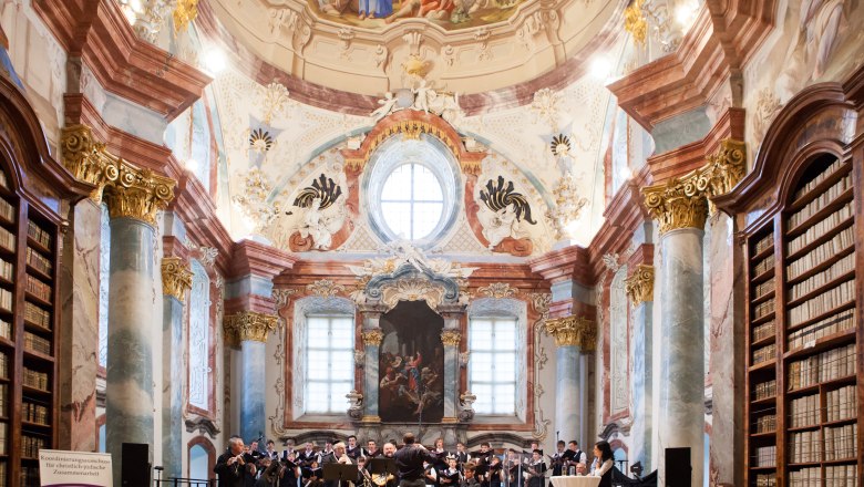 Stift Altenburg, © Schewig Fotodesign Konzert in der barocken Bibliothek des Stifts Altenburg mit Orchester und Chor.