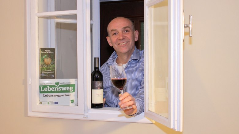 Dieter Juster im "neuen" Bühnenwirtshaus - "Sehr zum Wohle!", © Erwin van Dijk Dieter Juster im "neuen" Bühnenwirtshaus - "Sehr zum Wohle!", © Erwin van Dijk