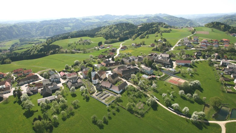 Gemeinde Nöchling, © Gemeinde Nöchling Luftaufnahme der Gemeinde Nöchling mit grünen Feldern und Hügeln.