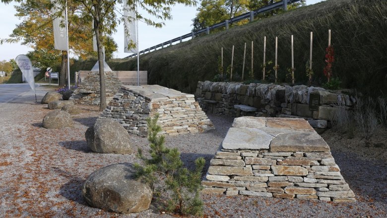 Natursteinpyramiden, © Freunde der Gartenbauschule Langenlois Natursteinpyramiden, © Freunde der Gartenbauschule Langenlois