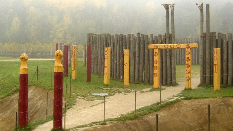 Reconstruction of a Neolithic circular ditch on the Heldenberg, © Wolfgang Glock/Wikimedia Commons Reconstruction of a Neolithic circular ditch on the Heldenberg, © Wolfgang Glock/Wikimedia Commons
