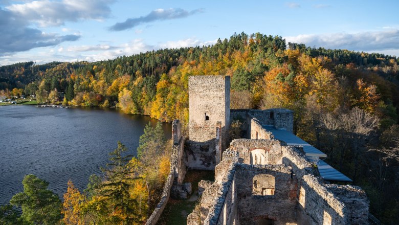 Ruine Dobra, © Waldviertel Tourismus, Claudia Schlager Ruine Dobra mit Blick auf einen See und herbstlichen Wald.
