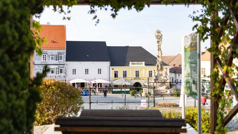 Blick aufs Brauhotel, © Benjamin Wald Blick auf ein gelbes Gebäude mit der Aufschrift 'Brauhotel' und einem Platz mit einer Statue im Vordergrund.