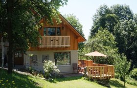 Knusperhaus, Bio-Bauerhof Prannleithen, © Edith Schroll Ein gemütliches Holzhaus mit Balkon und Terrasse inmitten grüner Natur.