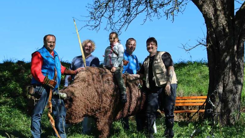 ArcheryWaldviertelDorfstetten, © Klammer Group of people posing with an archery target in the shape of a bear outdoors.