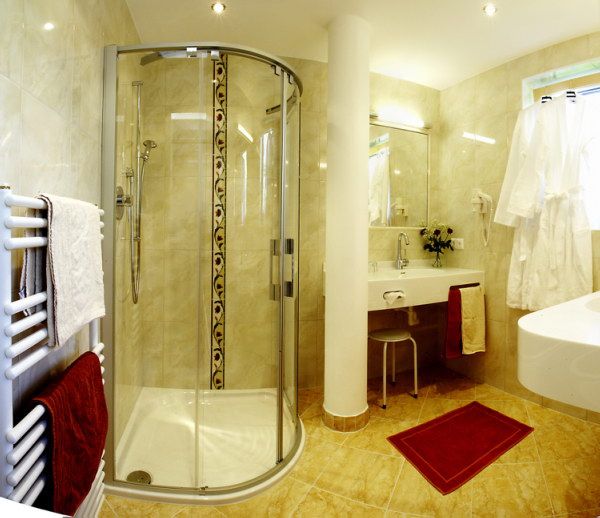 Modernes Badezimmer mit Dusche, Waschbecken und Handtuchhalter.