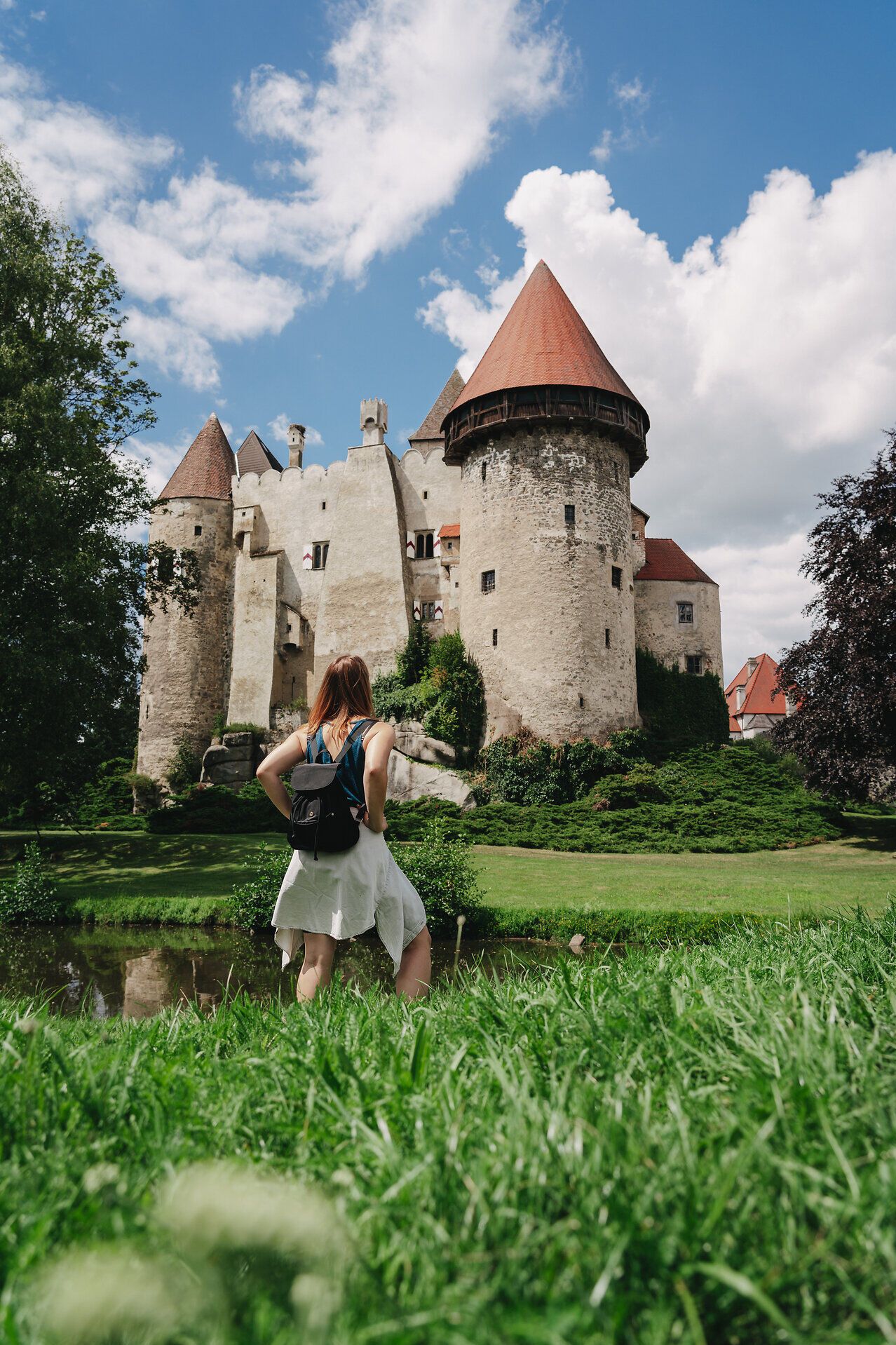 Die majestätische Burg Heidenreichstein thront stolz über der malerischen Landschaft, umgeben von üppigem Grün und sanften Hügeln. Ein klarer Himmel und die warmen Sonnenstrahlen laden dazu ein, die frische Luft zu genießen und die Schönheit der Natur zu erleben.