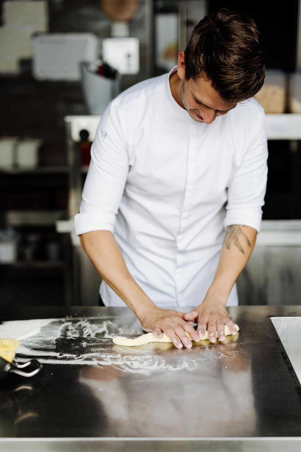 In einer einladenden Atmosphäre wird frischer Teig mit Hingabe bearbeitet. Der Duft von frisch gebackenem Brot erfüllt den Raum und weckt die Vorfreude auf kulinarische Genüsse. Hier wird Tradition mit Leidenschaft gelebt.