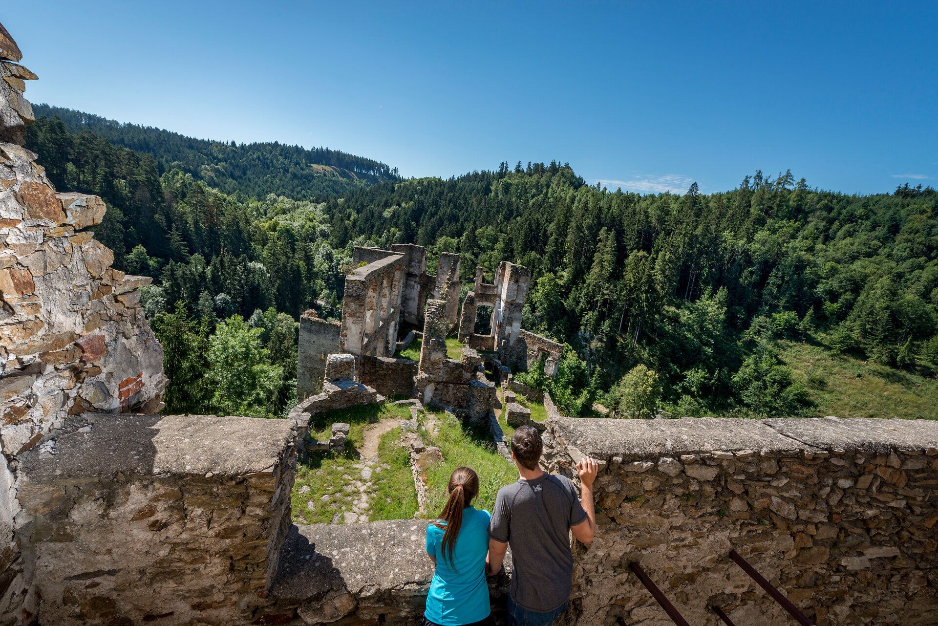 Die Ruine Kollmitz thront majestätisch über dem üppigen Wald, umgeben von einer atemberaubenden Landschaft. Wanderer genießen hier nicht nur die frische Bergluft, sondern auch den faszinierenden Blick auf die grünen Täler und die sanften Hügel. Ein Ort, der zum Verweilen und Träumen einlädt.