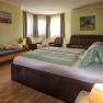 Zimmer mit Doppelbett und Sofa