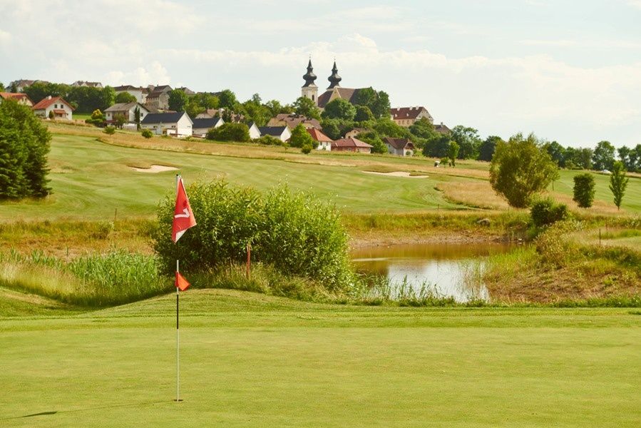 Blick von Golfplatz Richtung Basilika in Maria Taferl