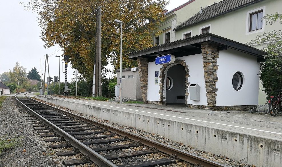 Kleiner Bahnhof mit Gleisen und Wartehäuschen in Zöbing.