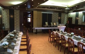 Eleganter Speisesaal mit gedeckten Tischen und Stühlen.