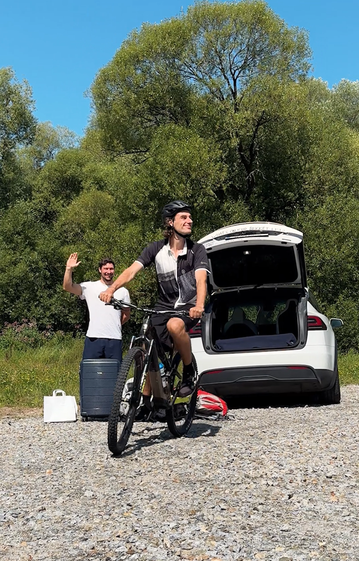 Die frische Bergluft und die sanften Hügel laden Radfahrer ein, die Schönheit der Natur zu genießen. An der Bahnstation treffen sich Abenteurer, um mit ihren Fahrrädern in die malerische Landschaft des Waldviertels zu starten. Hier beginnt ein unvergessliches Erlebnis voller Entdeckungen und atemberaubender Ausblicke.