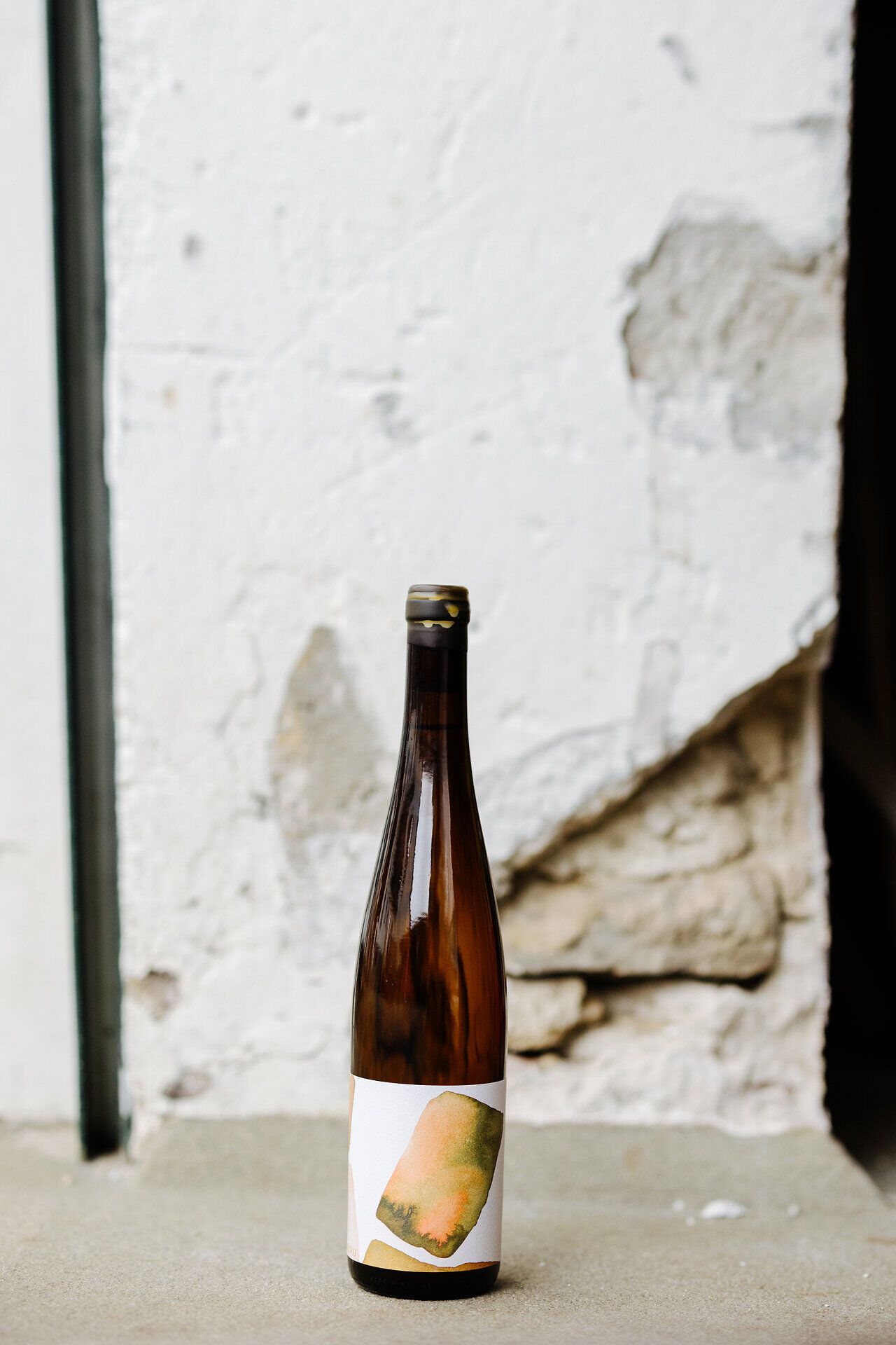 Ein eleganter Wein in einer stilvollen Flasche, umgeben von der malerischen Kulisse des Kamptals. Die sanften Hügel und die üppigen Weinreben laden dazu ein, die Aromen und die Schönheit der Region zu entdecken. Hier wird jeder Schluck zu einem Erlebnis der Sinne.