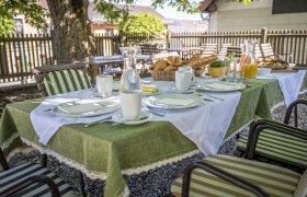 Frühstück im Gastgarten, © Markus Tatscher