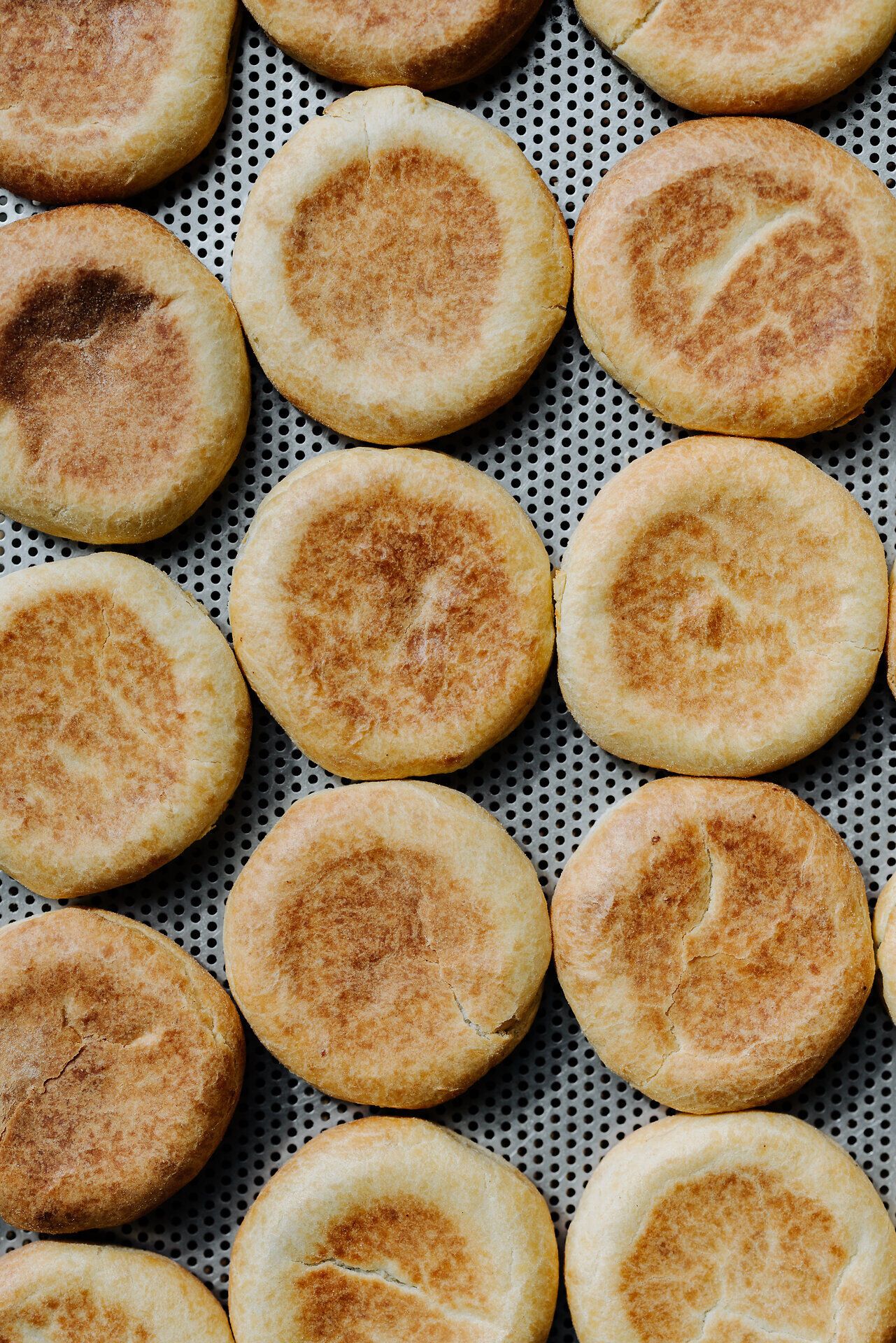 Die warmen Sonnenstrahlen umhüllen die goldenen Mohnblüten, die sanft im Wind wiegen. Hier, inmitten der idyllischen Landschaft, entfaltet sich die Schönheit der Natur und lädt zum Verweilen ein. Ein Ort, an dem die Seele zur Ruhe kommt und die Farben des Lebens erblühen.