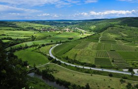 Landschaft im Naturpark Kamptal Sch&ouml;nberg mit Feldern, Stra&szlig;en und einem Fluss.