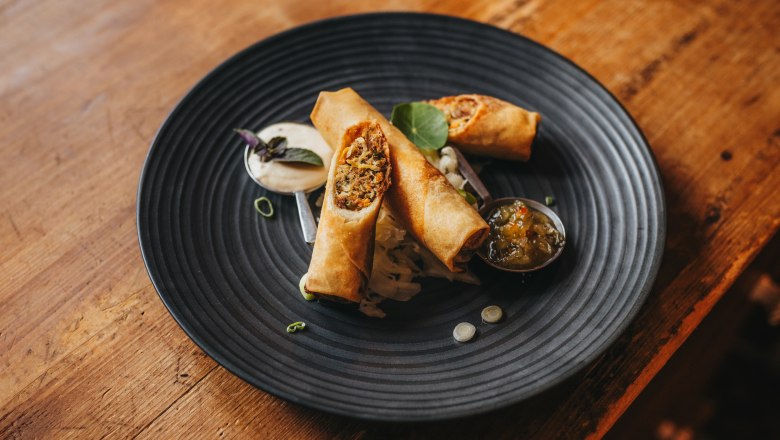 Charakteristické jídlo: Smažená jarní rolka se slaninovým zelím a wasabi, © Niederösterreich Werbung/Daniela Führer