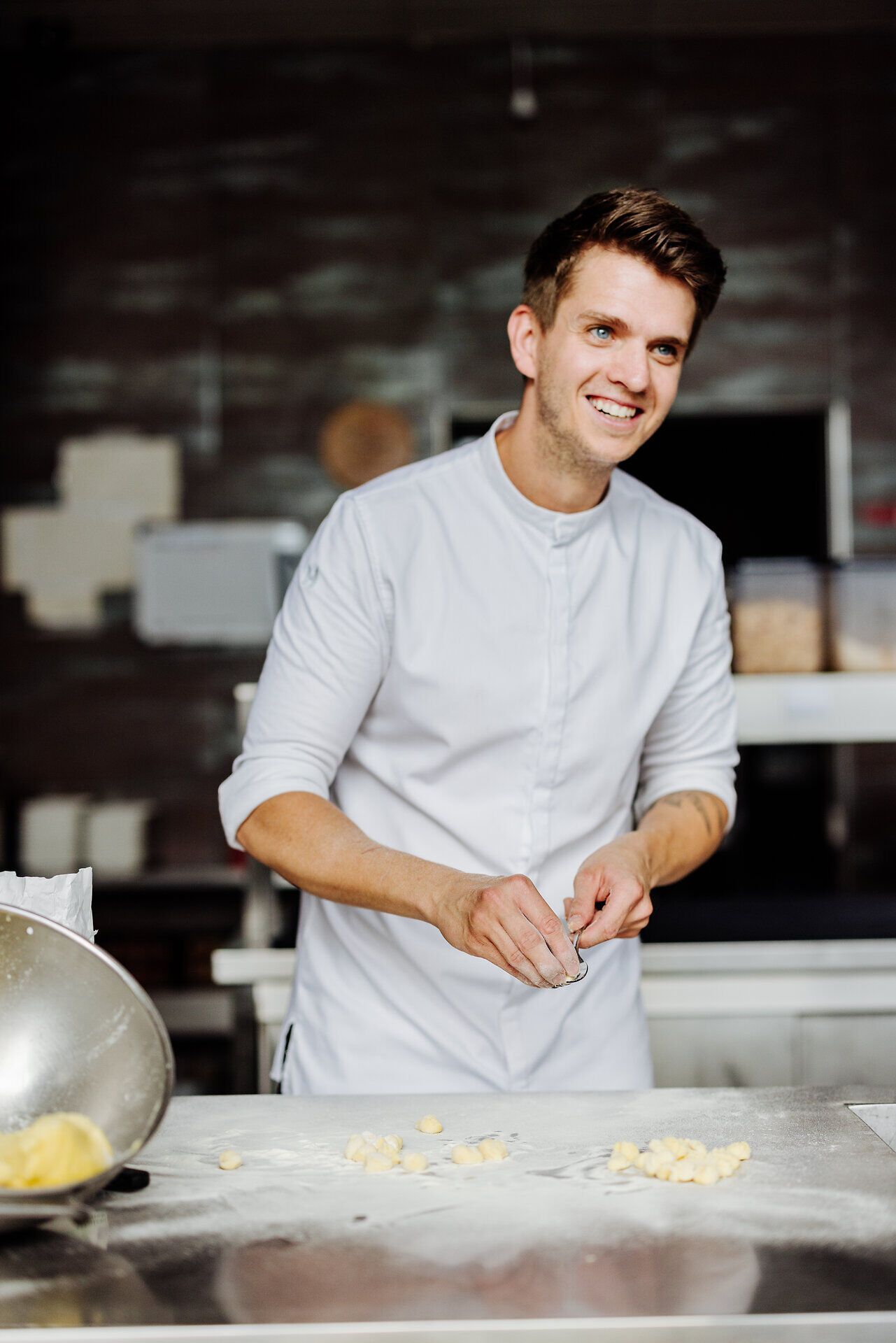 In einer einladenden Küche wird mit Leidenschaft und Geschick frischer Teig zubereitet. Der Duft von frisch gebackenem Brot und die Vorfreude auf köstliche Gerichte schaffen eine warme, einladende Atmosphäre. Hier wird die Kunst des Kochens zelebriert und die Freude am Genuss spürbar.