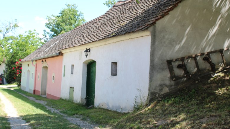Traditionelle Weinkeller in der Kellergasse von Stoitzendorf, Österreich.