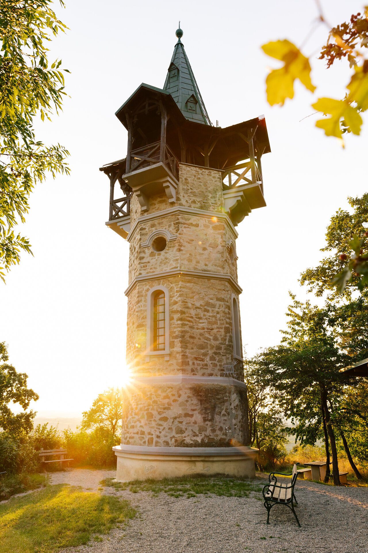 Die Kamptalwarte erhebt sich majestätisch über die sanften Hügel des Kamptals und bietet einen atemberaubenden Blick auf die umliegende Landschaft. In der warmen Abendsonne strahlt der Turm eine einladende Atmosphäre aus, während die Natur in voller Blüte steht und die sanften Geräusche der Umgebung zur Ruhe einladen.