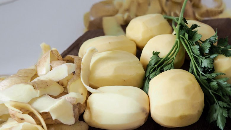 Erdäpfel und Petersilwurzen schälen, © Ja! Natürlich, Carolina Hubelnig