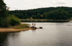 Zwei Frauen stehen am Ufer des Brandteichs und genießen die Landschaft