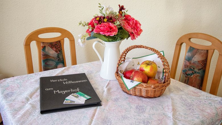 Tisch mit Willkommensgruß