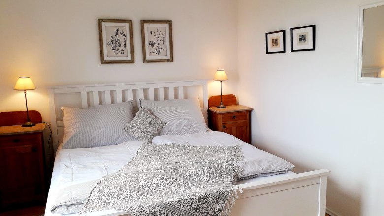 Comfortable double bed in the bedroom, © U.E.