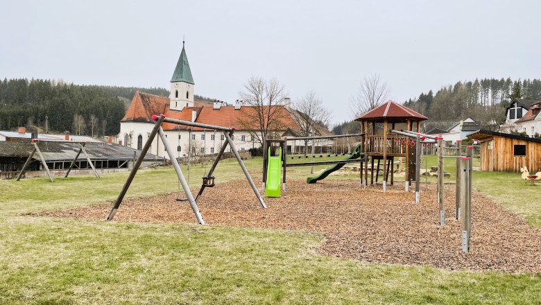 Spielplatz mit Kirche im Hintergrund in Sch&ouml;nbach