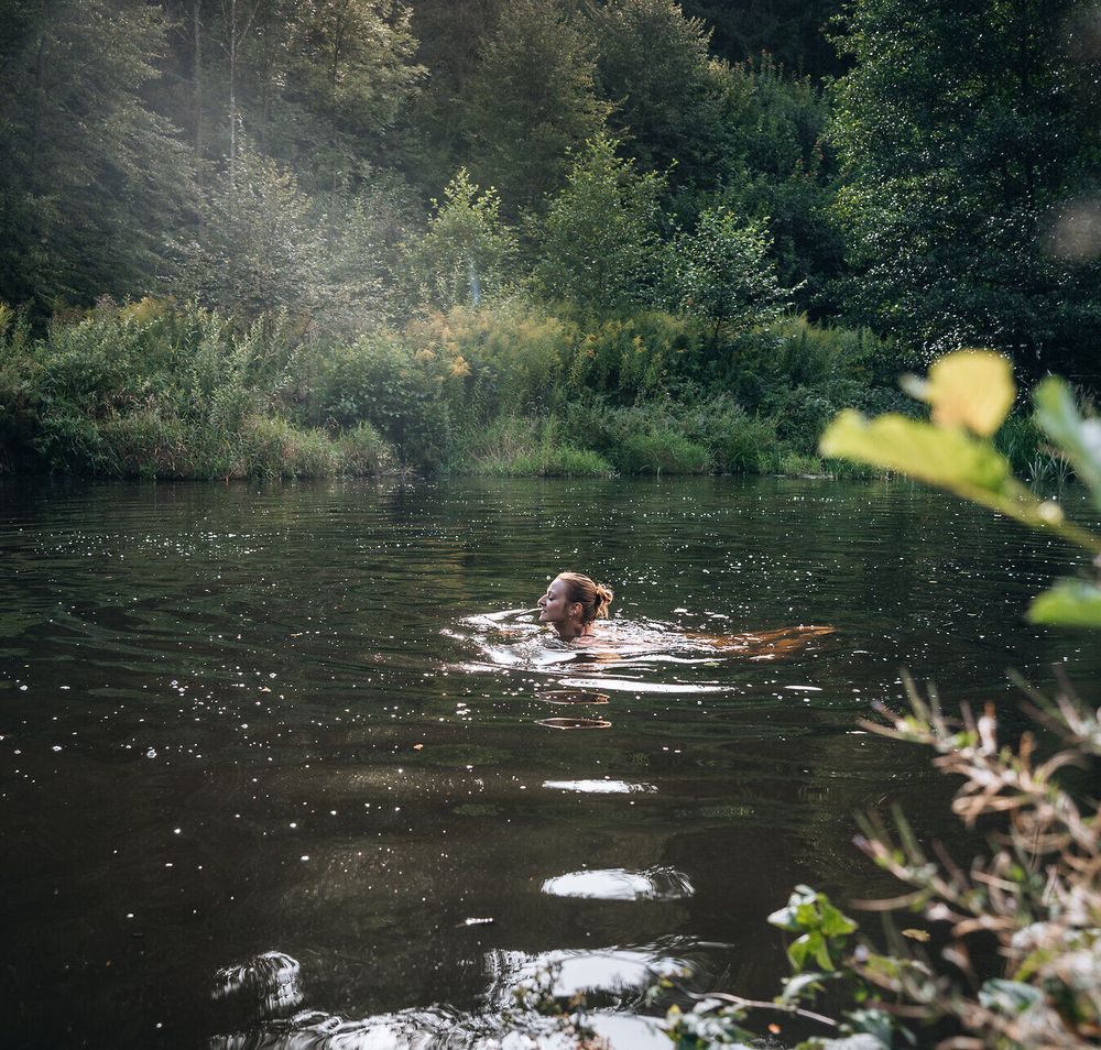 Inmitten der üppigen Natur lädt das ruhige Gewässer zu einem erfrischenden Bad ein. Die sanften Wellen spiegeln das Sonnenlicht wider und schaffen eine entspannende Atmosphäre, die zum Verweilen einlädt. Umgeben von grünen Bäumen und blühenden Pflanzen ist dieser Ort ein wahres Paradies für Naturliebhaber.