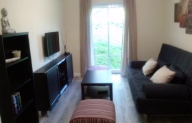 Wohnzimmer mit 1 Bettsofa für 2 Personen, sowie Radio und Sat-TV, © Zimml