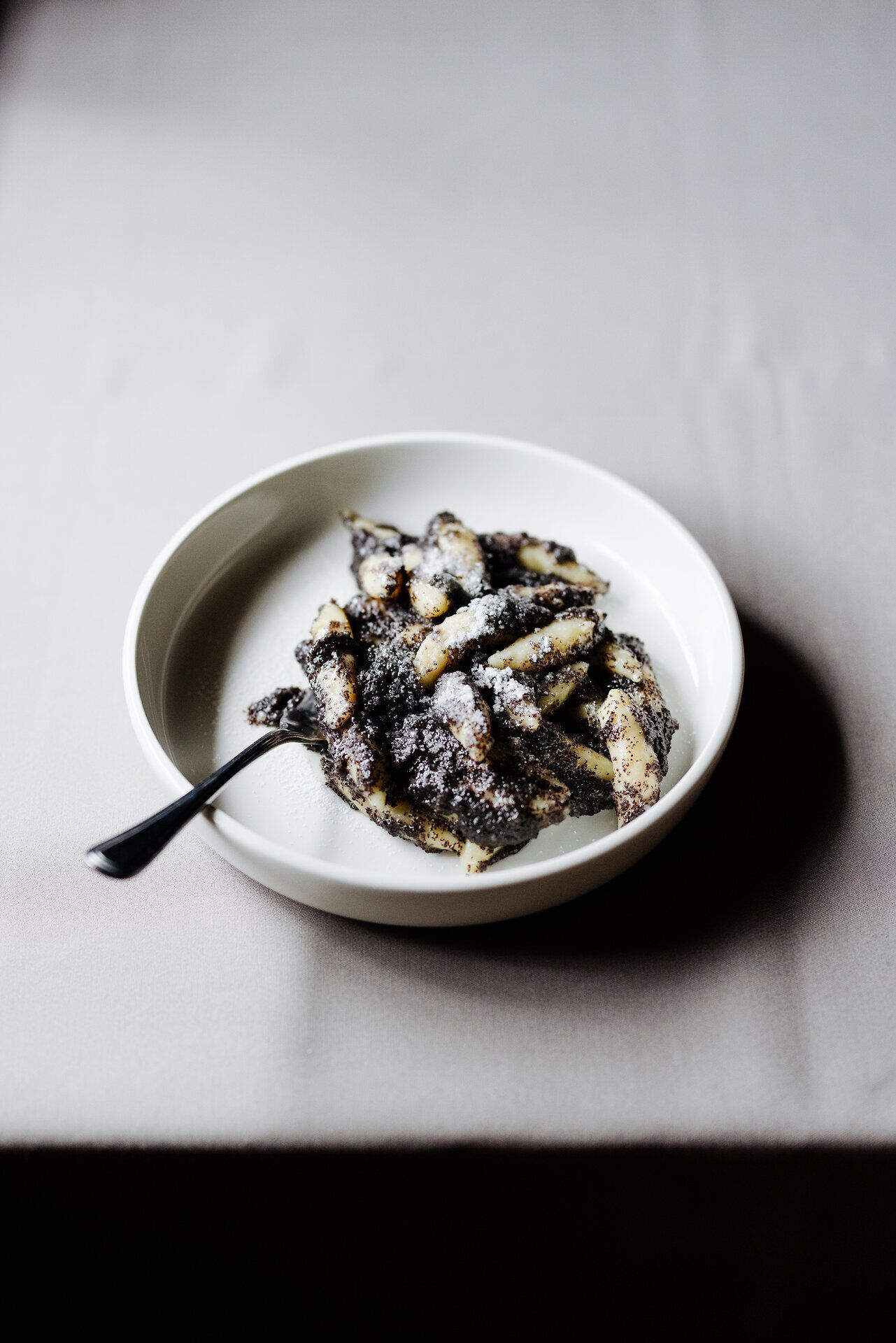 Genießen Sie die köstlichen Mohnnudeln, die auf einem eleganten Teller angerichtet sind. Die Kombination aus zartem Teig und süßem Mohn verleiht diesem Gericht eine besondere Note, die jeden Gaumen erfreut. Ein perfekter Genussmoment inmitten der idyllischen Natur.