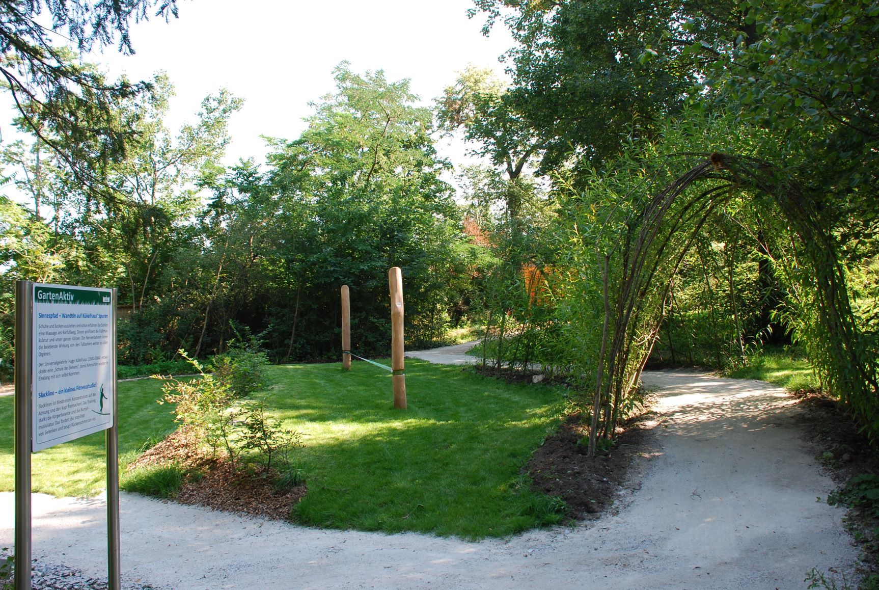 Therapiegarten mit gewundenen Wegen und grüner Vegetation im Schloss Schiltern.
