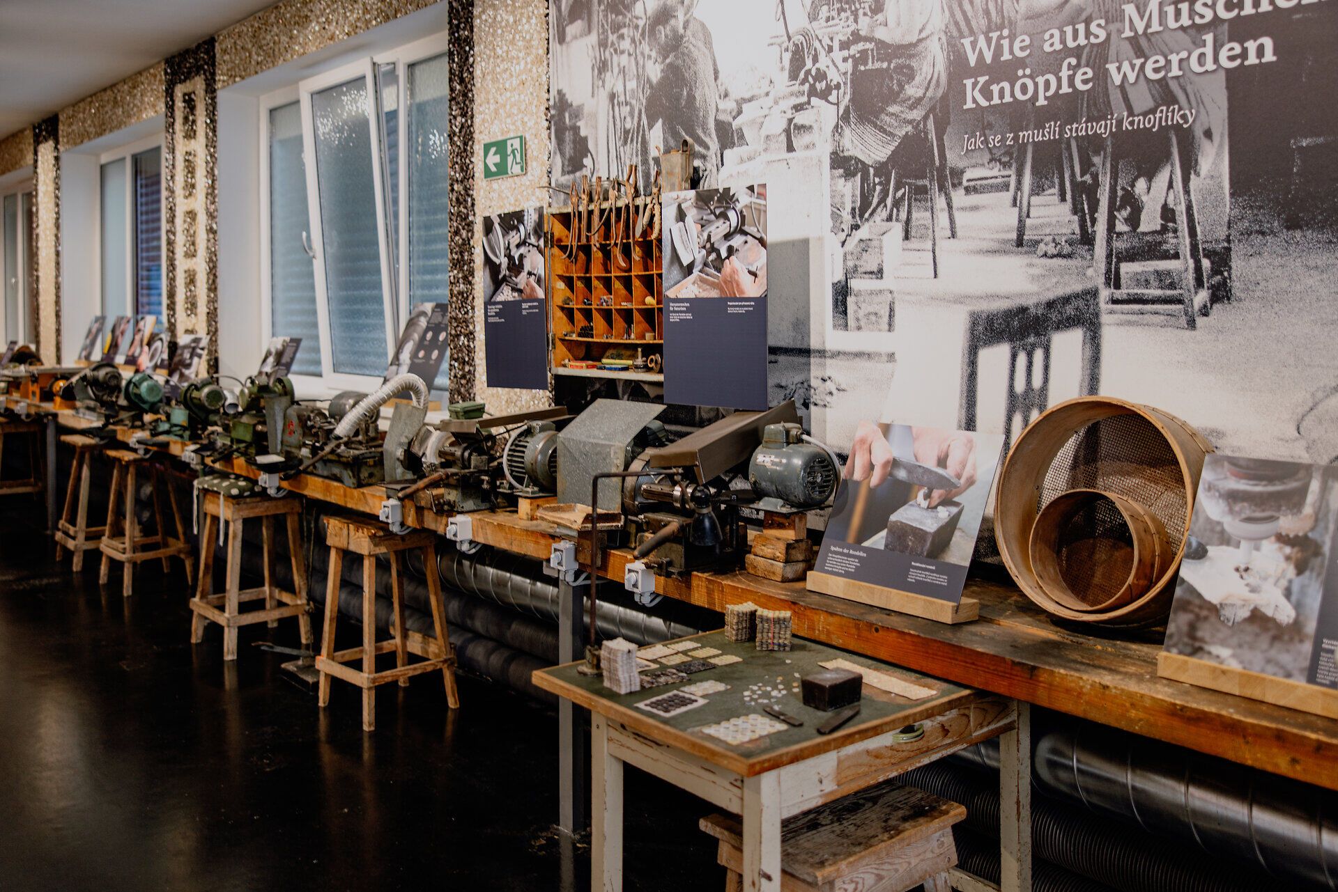 In der Perlmutt Manufaktur Felling wird die Kunst des Handwerks lebendig. Hier verwandeln geschickte Hände schimmernde Muscheln in exquisite Knöpfe und Schmuckstücke, die die Schönheit der Natur widerspiegeln. Ein Besuch in dieser einzigartigen Werkstatt ist ein faszinierendes Erlebnis für alle, die die Tradition des Handwerks schätzen.