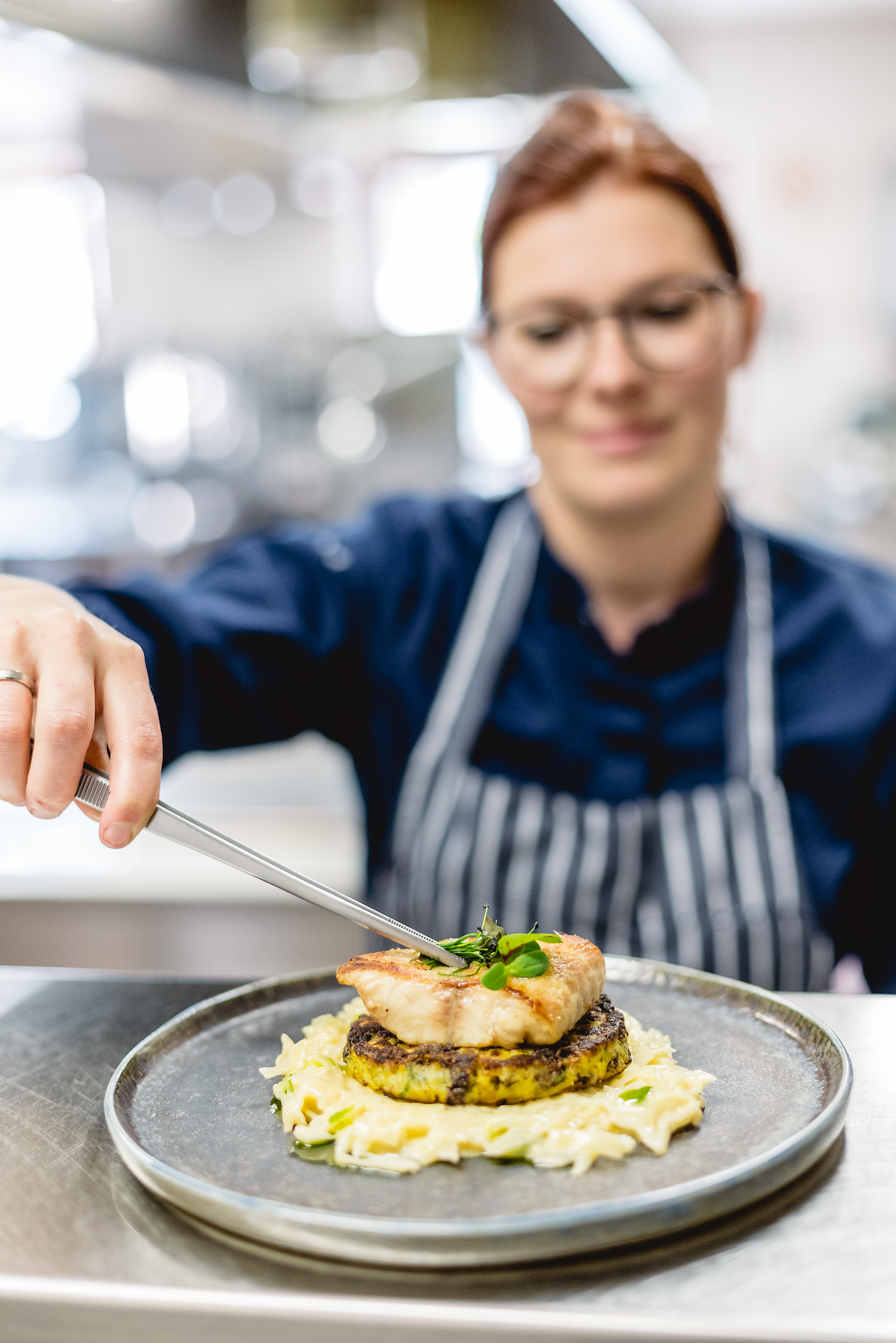In der gemütlichen Atmosphäre des Gasthauses Mathe wird eine köstliche Spezialität aus der Region serviert. Die Kombination aus Waldviertler Edelwels, Spitzkraut und Erdäpfel-Blunzenrösti verspricht ein unvergessliches Geschmackserlebnis. Genießen Sie die herzliche Gastfreundschaft und die kulinarischen Highlights des Waldviertels.