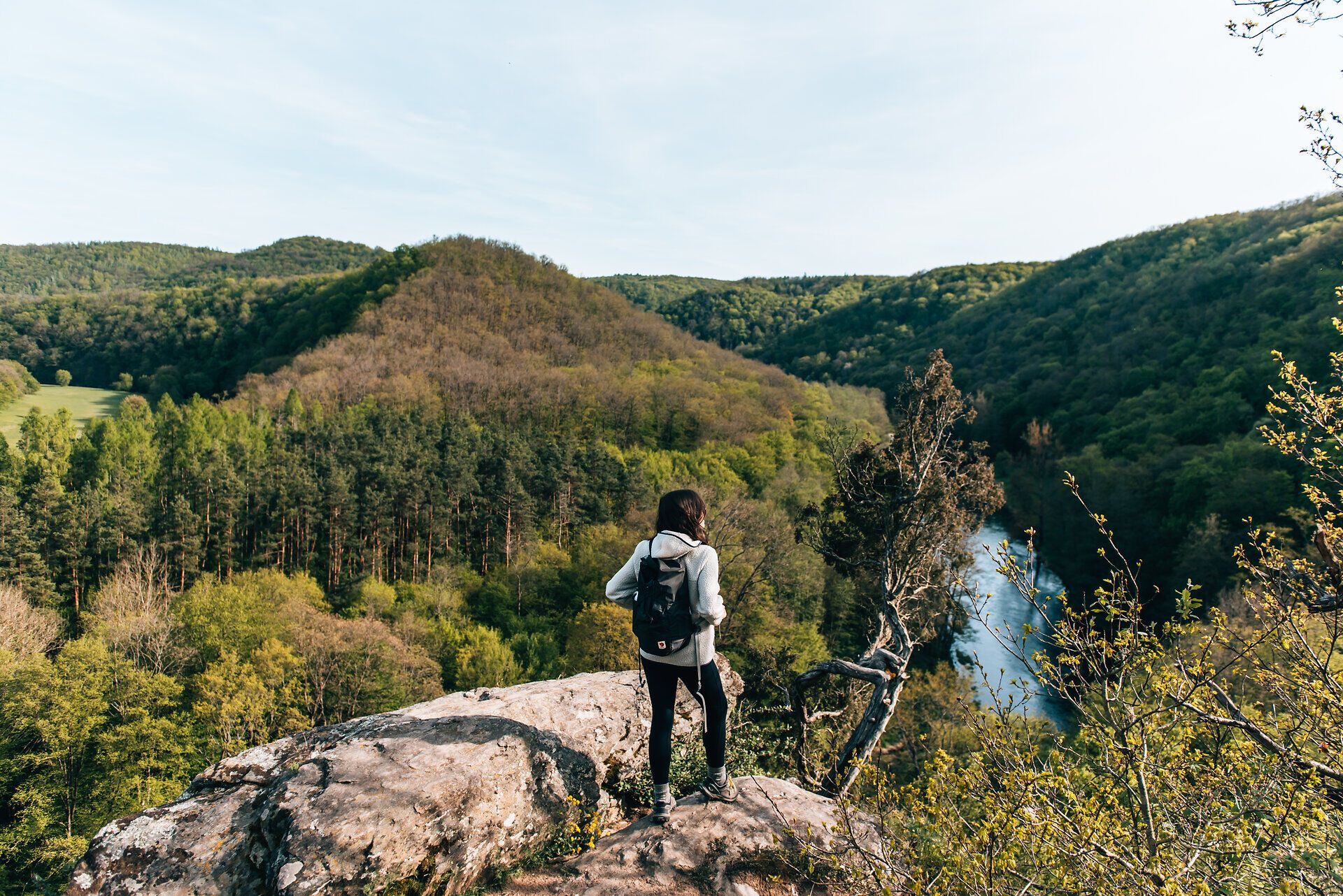Ein atemberaubender Blick auf die üppigen, grünen Hügel und den glitzernden Fluss, der sich durch die Landschaft schlängelt, lädt zum Verweilen ein. Die frische, klare Luft und das sanfte Rauschen der Blätter schaffen eine harmonische Atmosphäre, die Wanderer und Naturliebhaber gleichermaßen begeistert.