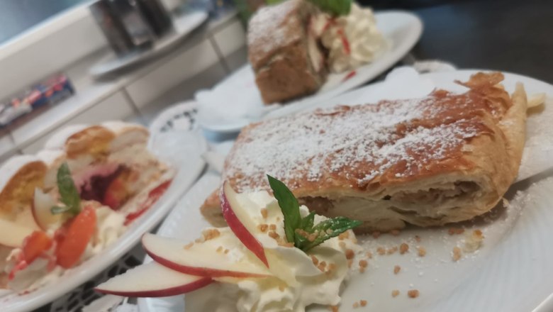 Homemade apple strudel, &copy; Tobias Mayrhofer