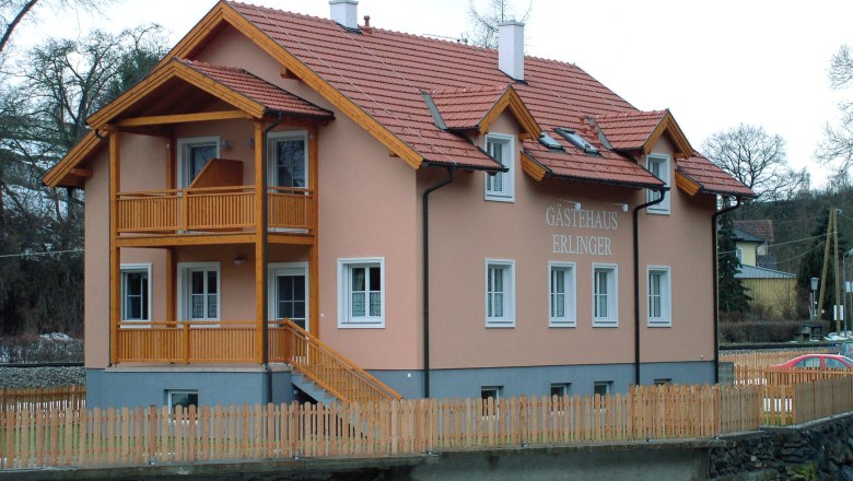 Gästehaus Erlinger mit Holzveranda und Zaun.