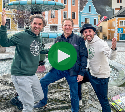 3 Personen lachend in die Kamera