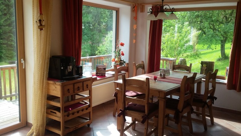 Crispy house, dining area, organic farm Prannleithen, &copy; Schroll