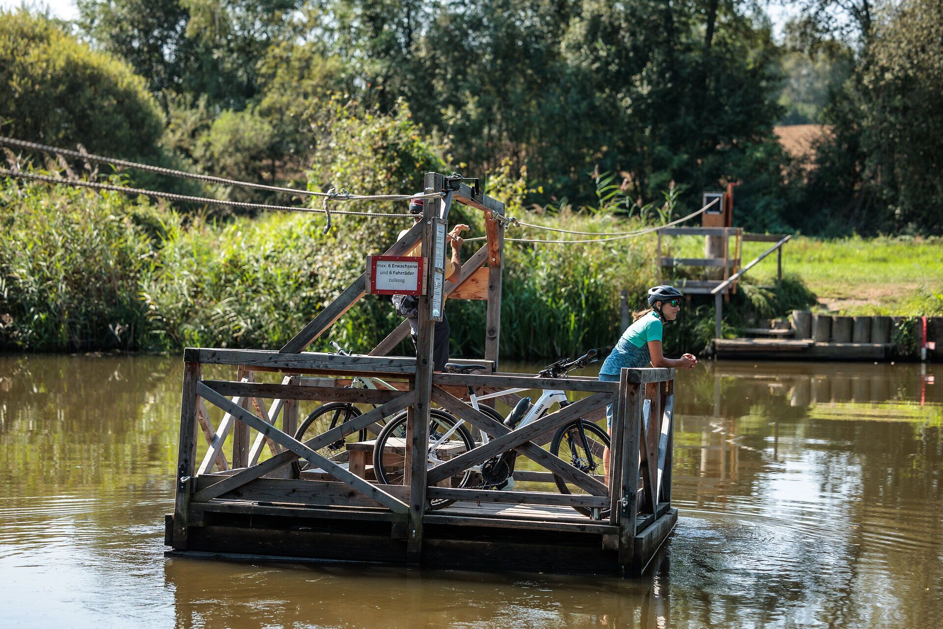 Ein ruhiger Moment auf dem Wasser, während das Fahrradfloß sanft über die Thaya gleitet. Umgeben von üppigem Grün und der sanften Melodie der Natur, lädt dieser Ort dazu ein, die Seele baumeln zu lassen und die Schönheit der Umgebung zu genießen.