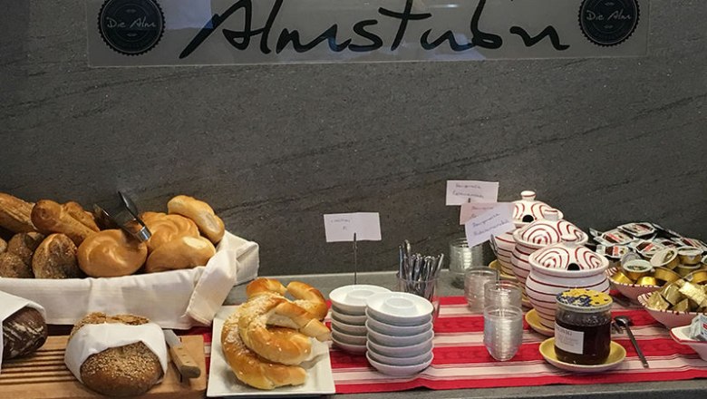 Fr&uuml;hst&uuml;cksbuffet auf der Alm, &copy; Feriendorf Loimanns