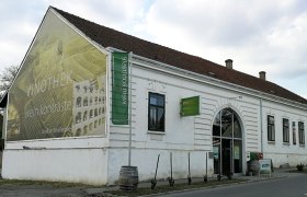 Außenansicht eines Gebäudes mit der Aufschrift 'Vinothek Wein Kontraste'.