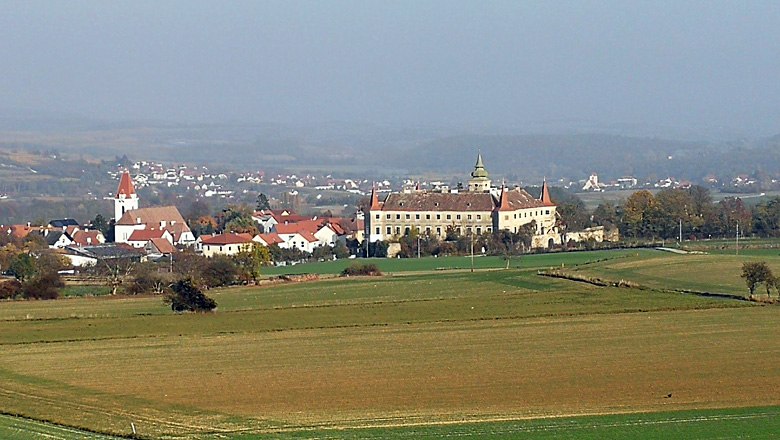 Fatima Wallfahrtskirche (links), Schloss Droß (rechts), © Roman Zöchlinger