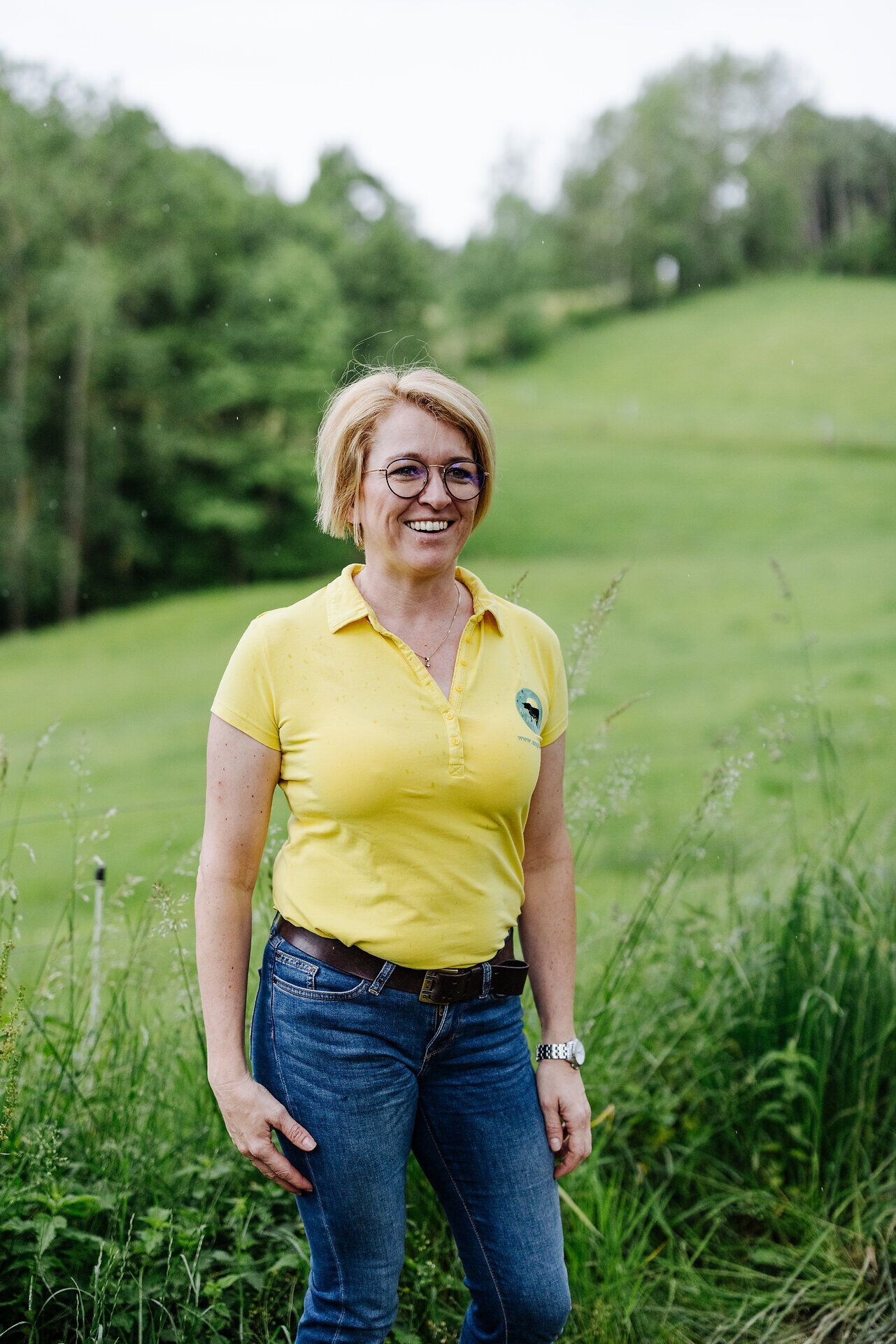 Inmitten der sanften Hügel und der üppigen Wiesen strahlt die Sonne auf die fröhliche Gastgeberin, die mit einem Lächeln die Besucher willkommen heißt. Die idyllische Landschaft lädt dazu ein, die frische Luft zu genießen und die Schönheit der Natur zu erkunden. Hier, wo Tradition und Gastfreundschaft aufeinandertreffen, wird jeder Aufenthalt zu einem unvergesslichen Erlebnis.