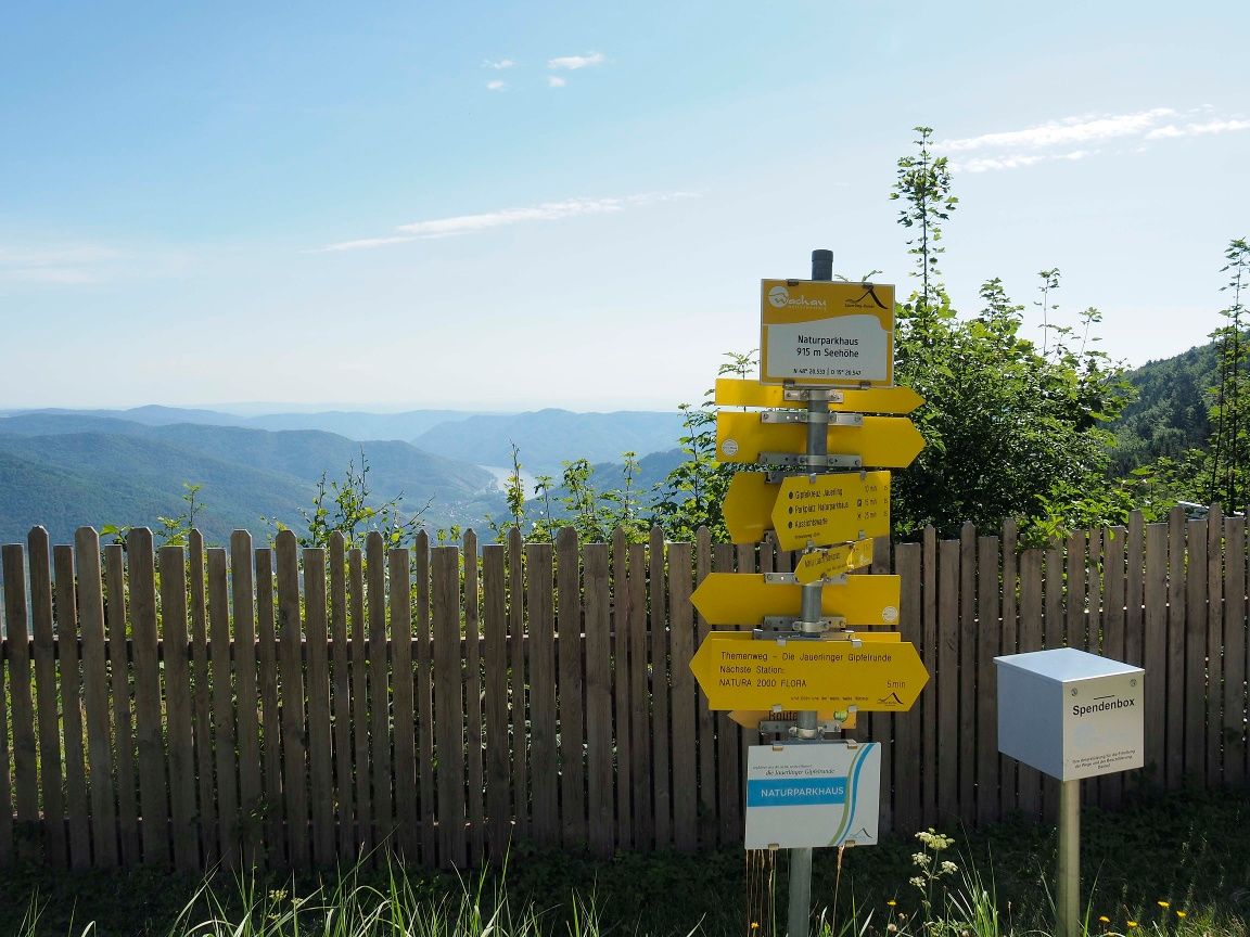 Wegweiser beim Naturparkhaus am Jauerling