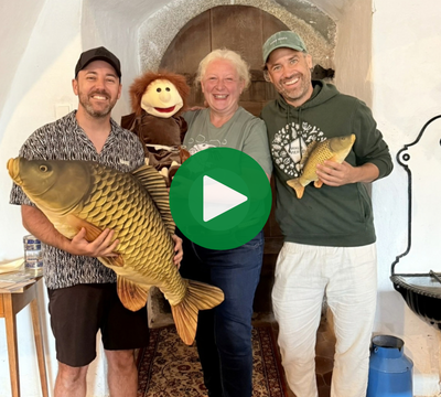 3 Personen lachen in die Kamera mit Stofffischen