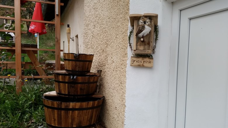 Entrance area with decoration and wooden barrels